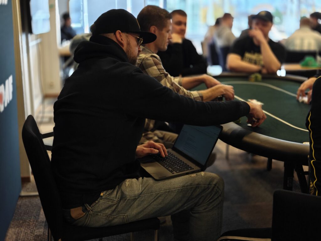 Laptop i knät poker